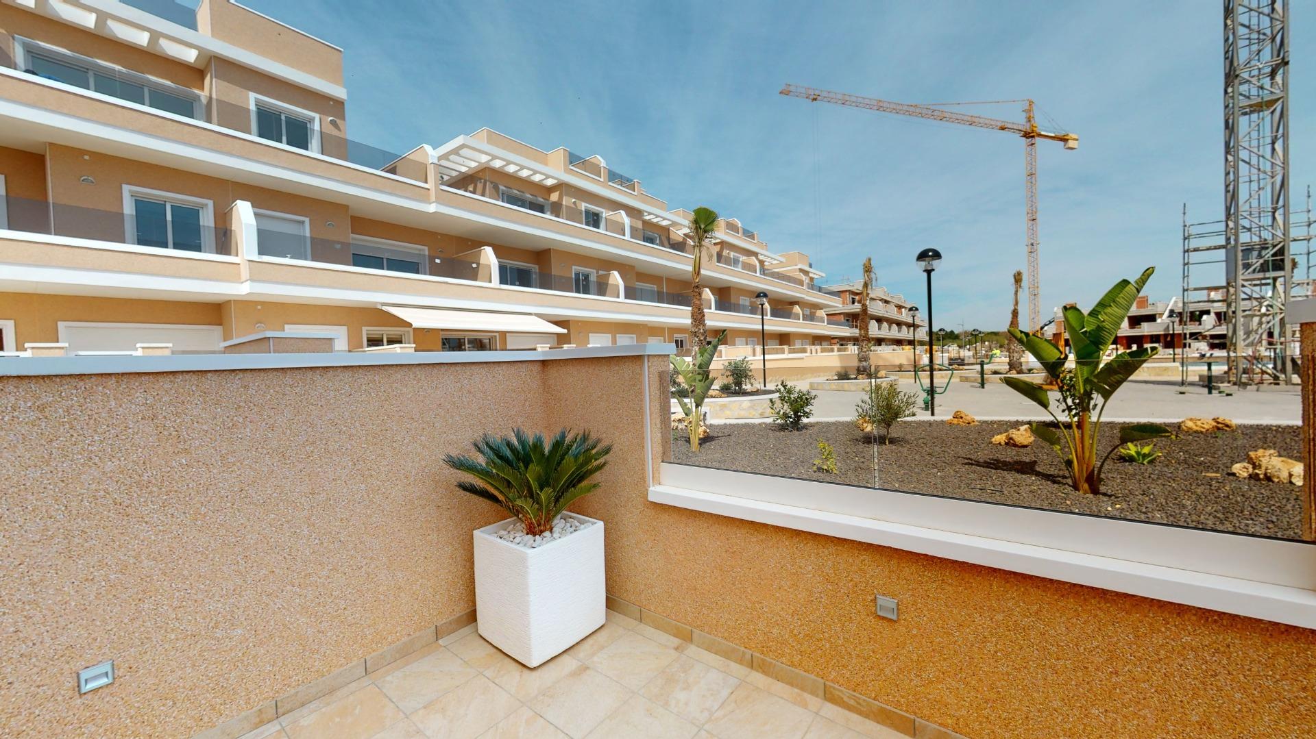 4-74-5 ADOSADOS DE OBRA NUEVA EN PILAR DE LA HORADADA. 3 DORM. 2 BAÑOS. CON PLAZA DE GARAJE Y PISCINA. 83 M2. JARDIN 33 M2. SOLARIUM 34 M2.