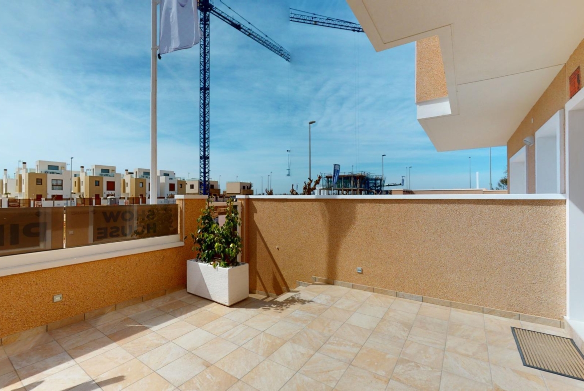 ADOSADOS DE OBRA NUEVA EN PILAR DE LA HORADADA. 3 DORM. 2 BAÑOS. CON PLAZA DE GARAJE Y PISCINA. 83 M2. JARDIN 33 M2. SOLARIUM 34 M2.