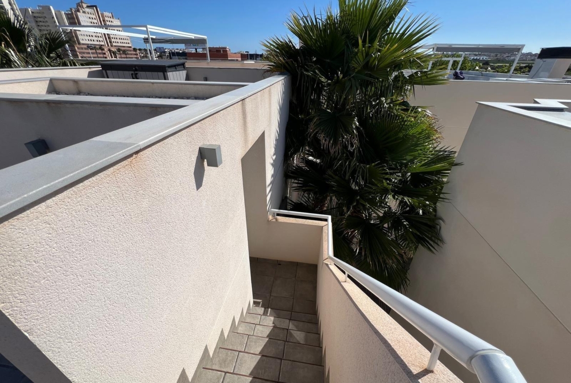VILLA OBRA NUEVA! 3 DORMITORIOS. 3 BAÑOS. PARCELA 200 M2. PISCINA PROPIA. GARAJE.