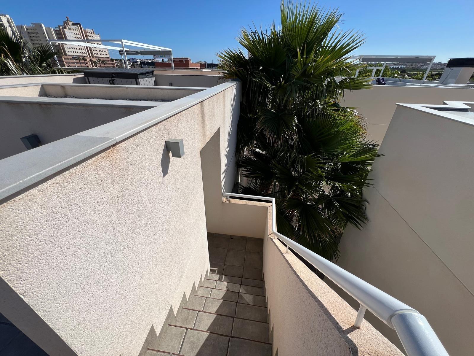 VILLA OBRA NUEVA! 3 DORMITORIOS. 3 BAÑOS. PARCELA 200 M2. PISCINA PROPIA. GARAJE.