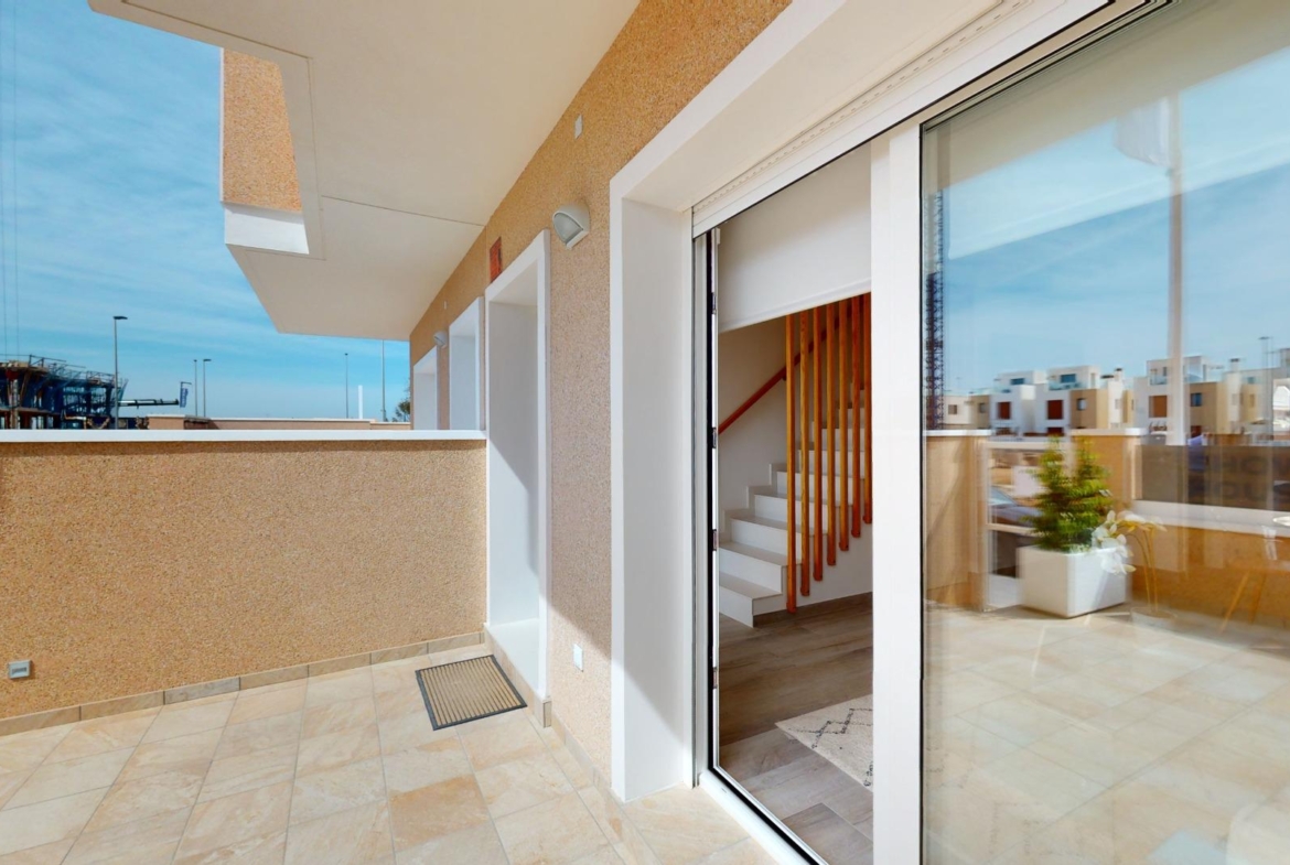 ADOSADOS DE OBRA NUEVA EN PILAR DE LA HORADADA. 3 DORM. 2 BAÑOS. CON PLAZA DE GARAJE Y PISCINA. 83 M2. JARDIN 33 M2. SOLARIUM 34 M2.