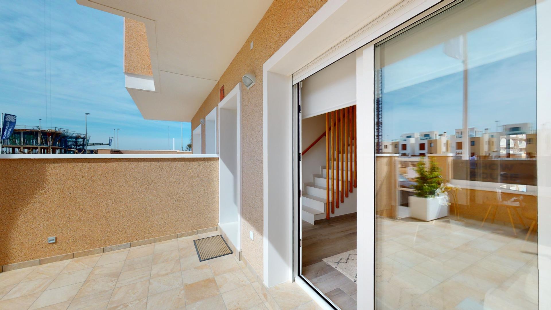 4-76-4 ADOSADOS DE OBRA NUEVA EN PILAR DE LA HORADADA. 3 DORM. 2 BAÑOS. CON PLAZA DE GARAJE Y PISCINA. 83 M2. JARDIN 33 M2. SOLARIUM 34 M2.