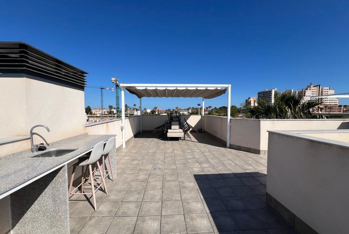VILLA OBRA NUEVA! 3 DORMITORIOS. 3 BAÑOS. PARCELA 200 M2. PISCINA PROPIA. GARAJE.