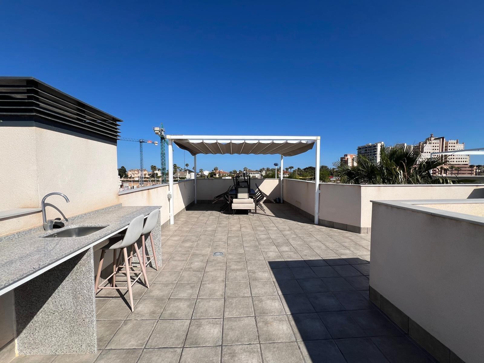 VILLA OBRA NUEVA! 3 DORMITORIOS. 3 BAÑOS. PARCELA 200 M2. PISCINA PROPIA. GARAJE.