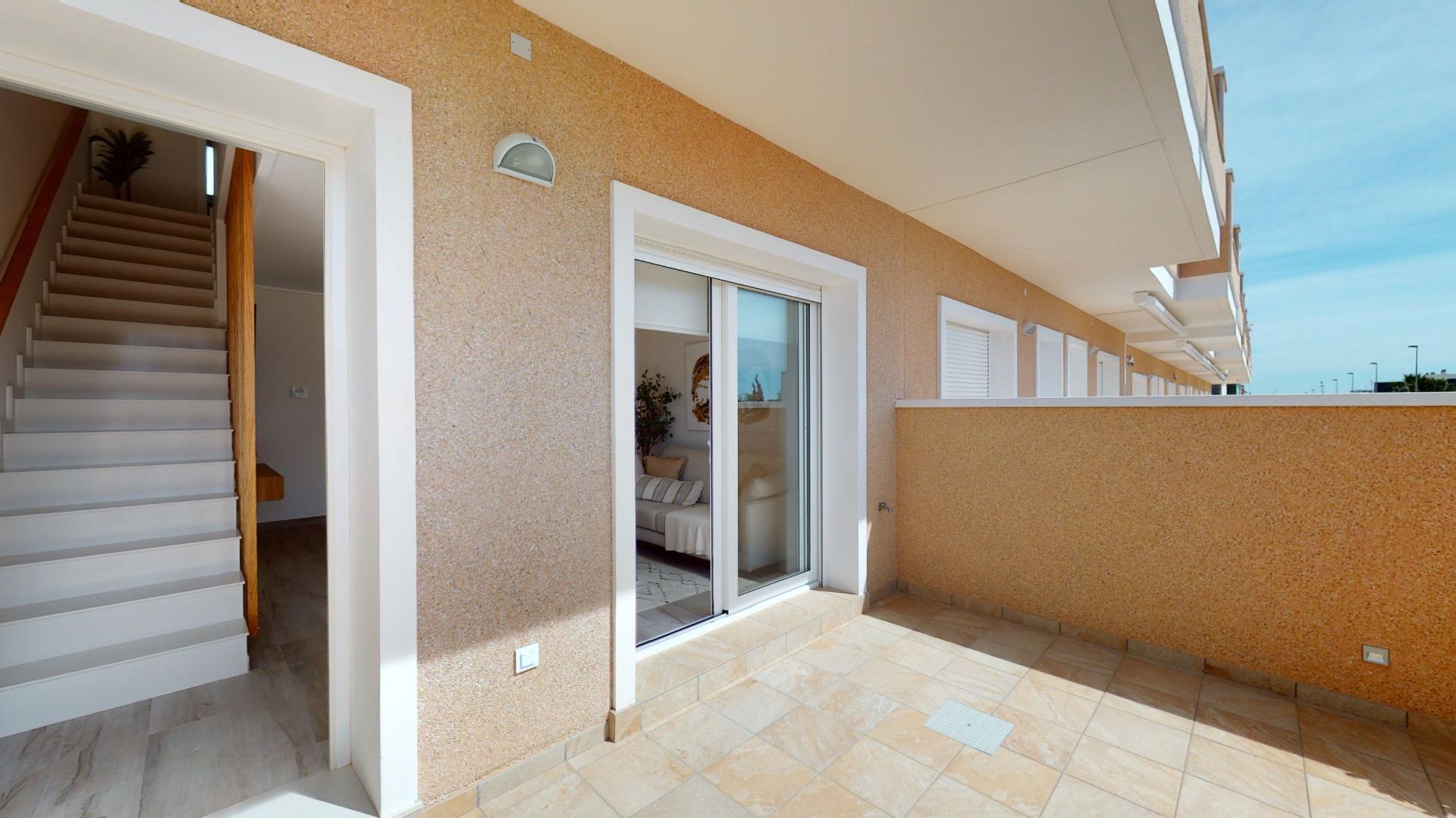 4-77-4 ADOSADOS DE OBRA NUEVA EN PILAR DE LA HORADADA. 3 DORM. 2 BAÑOS. CON PLAZA DE GARAJE Y PISCINA. 83 M2. JARDIN 33 M2. SOLARIUM 34 M2.