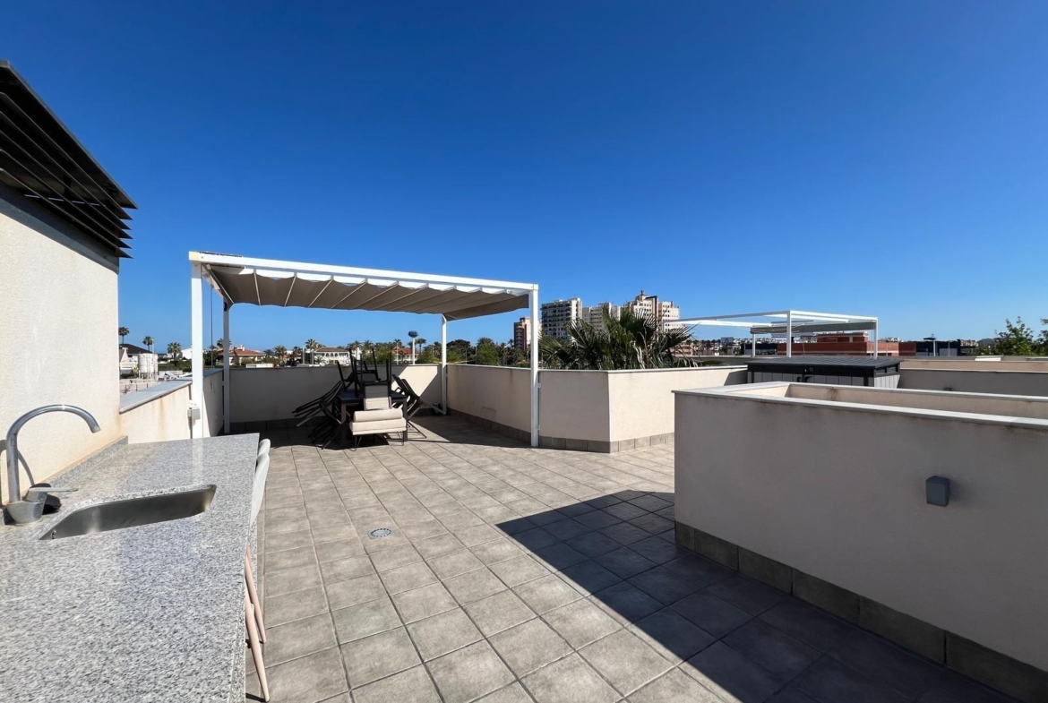 VILLA OBRA NUEVA! 3 DORMITORIOS. 3 BAÑOS. PARCELA 200 M2. PISCINA PROPIA. GARAJE.