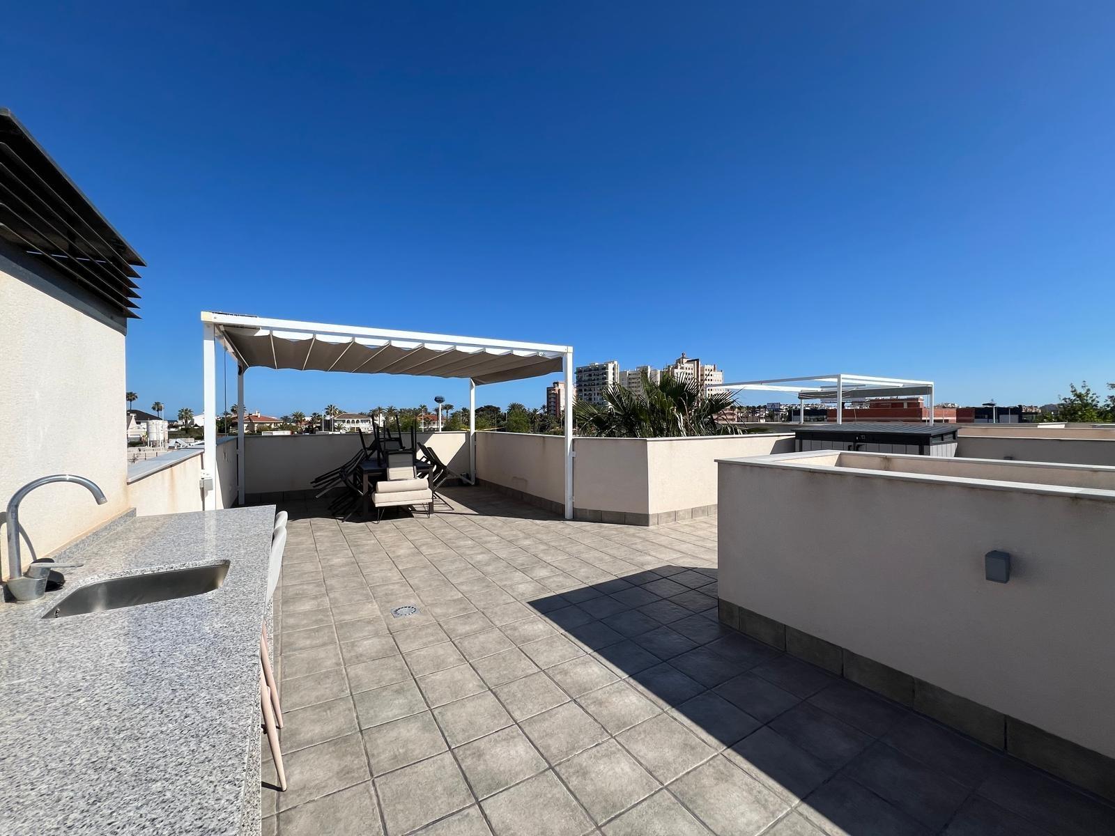 VILLA OBRA NUEVA! 3 DORMITORIOS. 3 BAÑOS. PARCELA 200 M2. PISCINA PROPIA. GARAJE.
