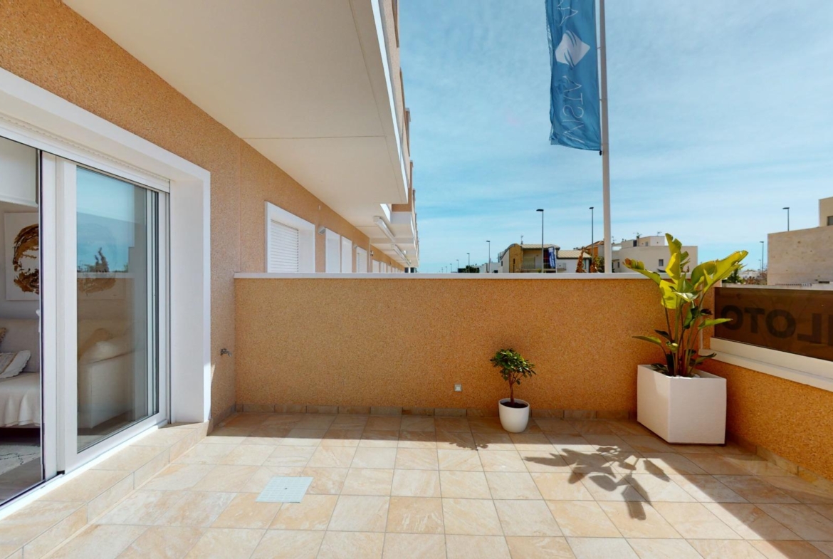 ADOSADOS DE OBRA NUEVA EN PILAR DE LA HORADADA. 3 DORM. 2 BAÑOS. CON PLAZA DE GARAJE Y PISCINA. 83 M2. JARDIN 33 M2. SOLARIUM 34 M2.