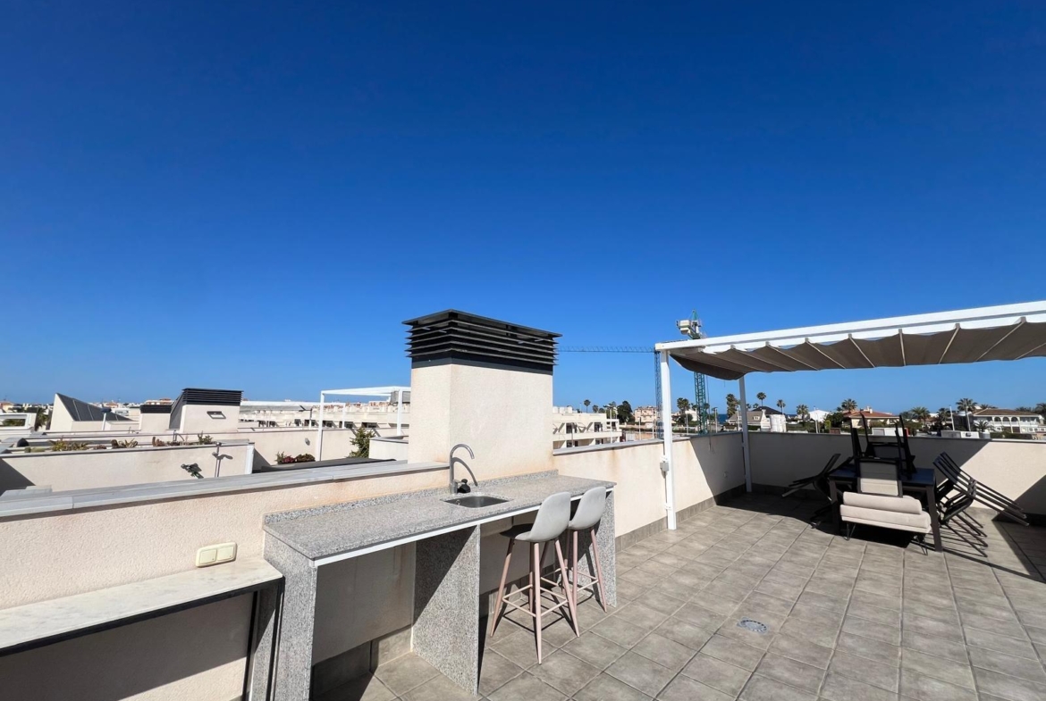 VILLA OBRA NUEVA! 3 DORMITORIOS. 3 BAÑOS. PARCELA 200 M2. PISCINA PROPIA. GARAJE.