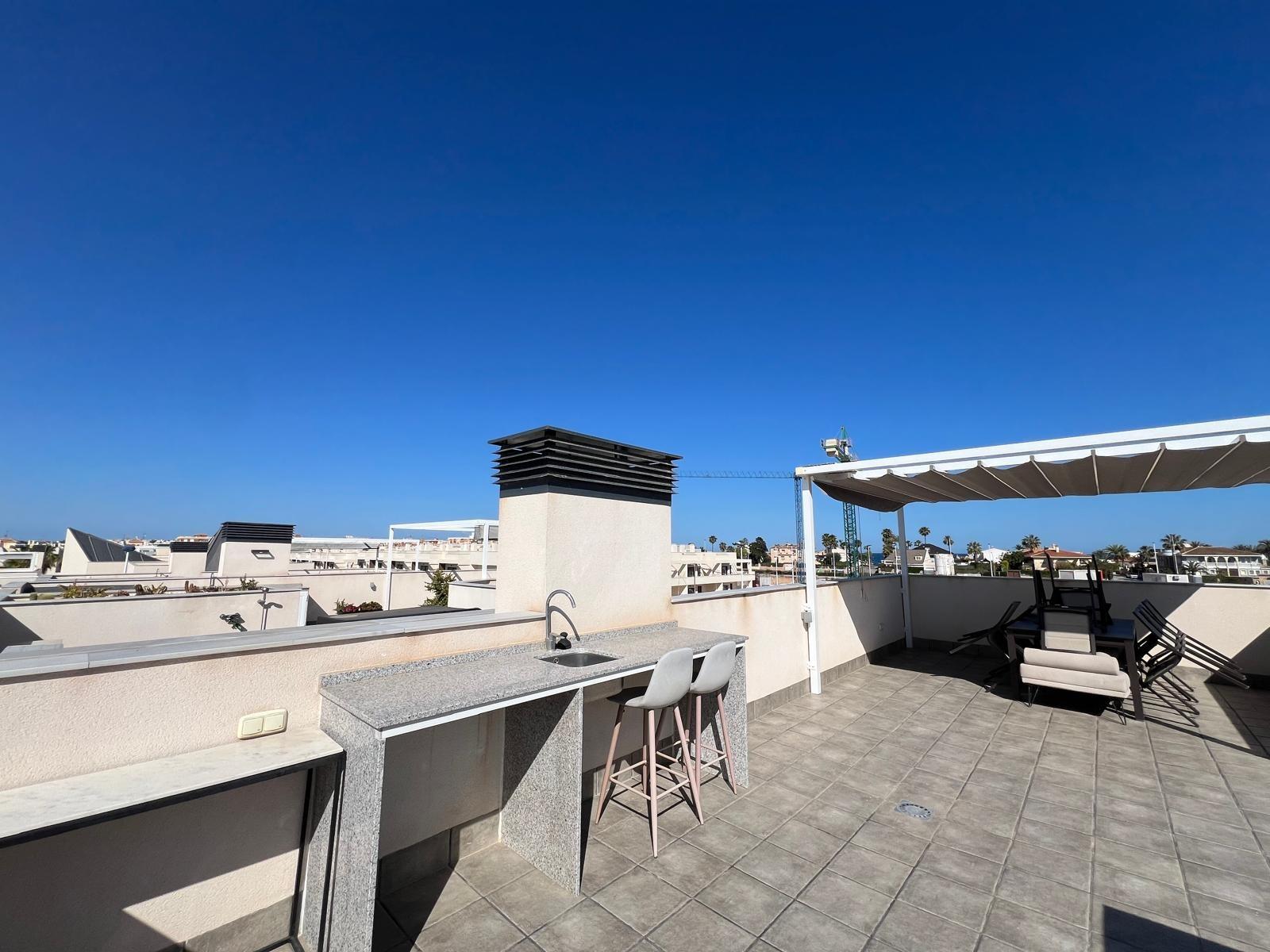 VILLA OBRA NUEVA! 3 DORMITORIOS. 3 BAÑOS. PARCELA 200 M2. PISCINA PROPIA. GARAJE.