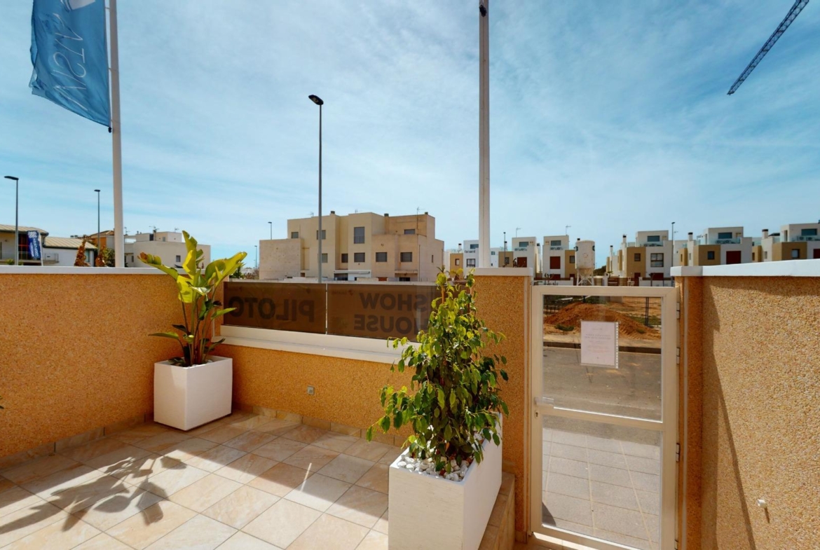 ADOSADOS DE OBRA NUEVA EN PILAR DE LA HORADADA. 3 DORM. 2 BAÑOS. CON PLAZA DE GARAJE Y PISCINA. 83 M2. JARDIN 33 M2. SOLARIUM 34 M2.