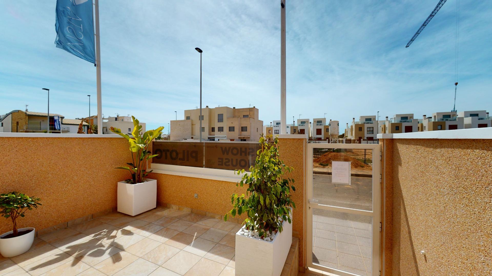 4-79-4 ADOSADOS DE OBRA NUEVA EN PILAR DE LA HORADADA. 3 DORM. 2 BAÑOS. CON PLAZA DE GARAJE Y PISCINA. 83 M2. JARDIN 33 M2. SOLARIUM 34 M2.