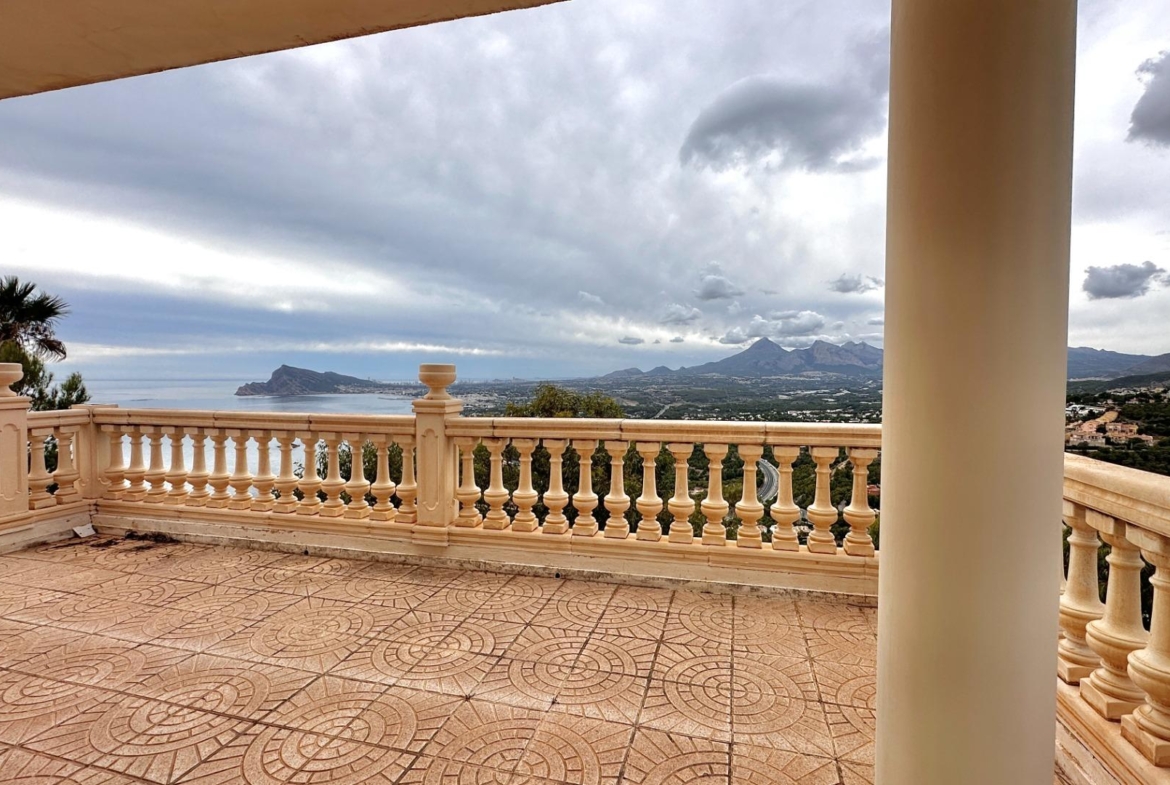 “Villa met panoramisch uitzicht en groot potentieel in Altea Hills”