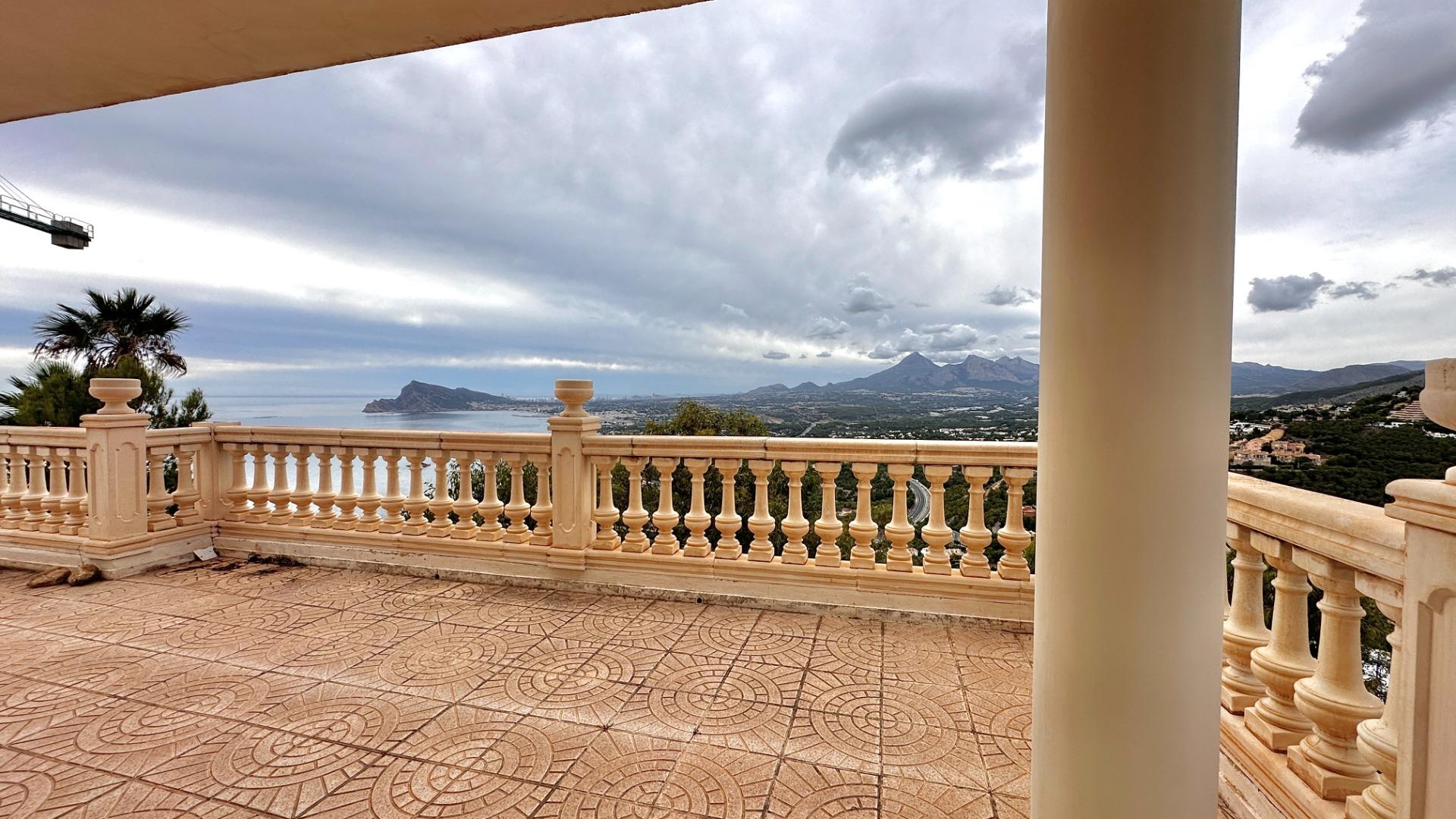“Villa met panoramisch uitzicht en groot potentieel in Altea Hills”
