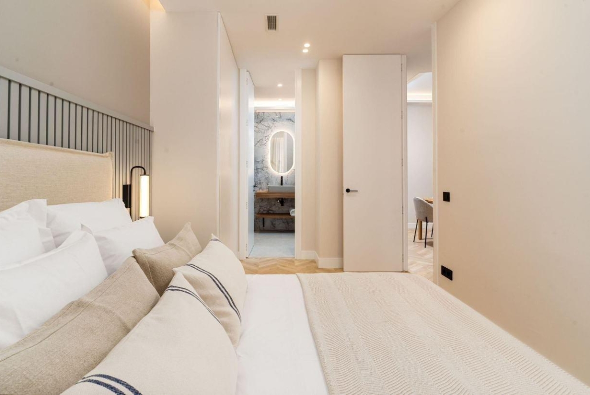 LUXUEUS VOLLEDIG GERENOVEERD APPARTEMENT IN MADRID CENTER