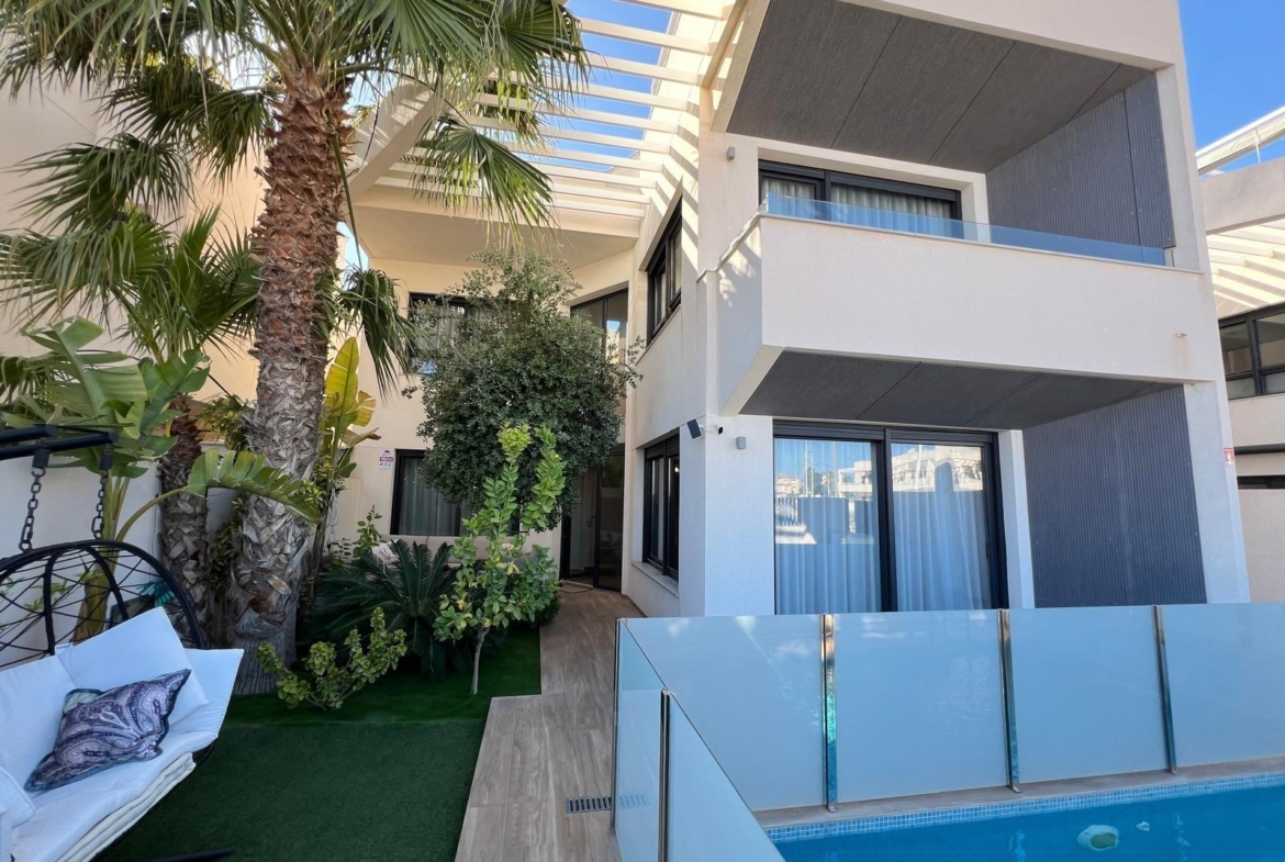 VILLA OBRA NUEVA! 3 DORMITORIOS. 3 BAÑOS. PARCELA 200 M2. PISCINA PROPIA. GARAJE.