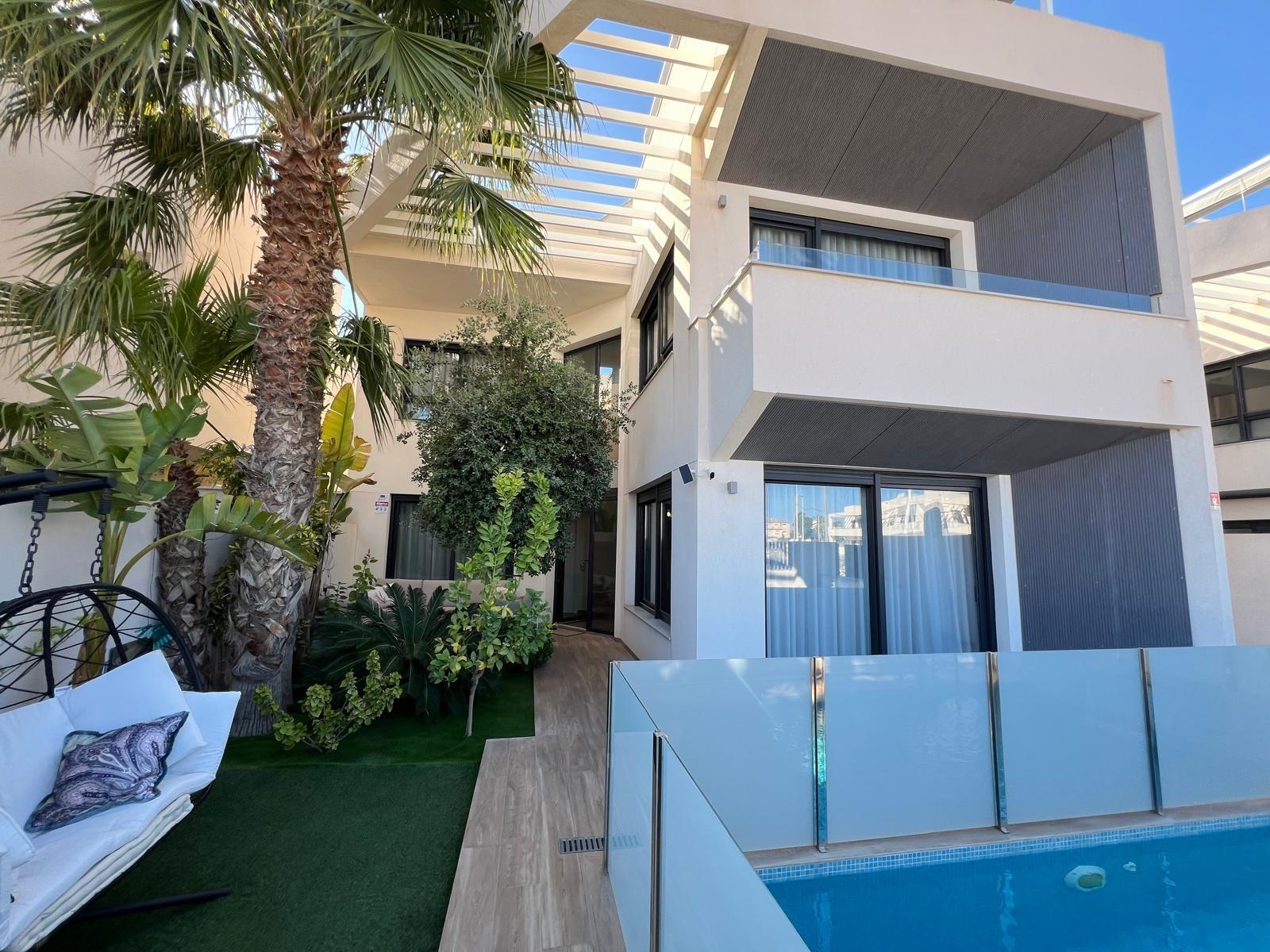 VILLA OBRA NUEVA! 3 DORMITORIOS. 3 BAÑOS. PARCELA 200 M2. PISCINA PROPIA. GARAJE.