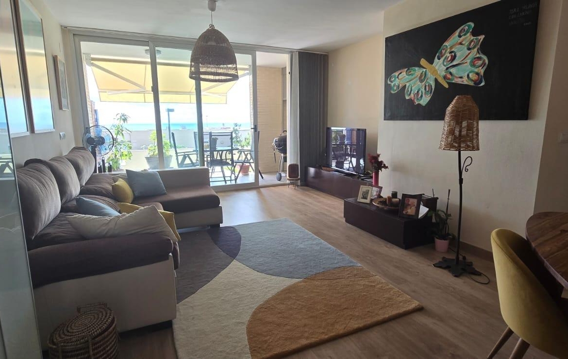 BUNGALOW IN CITY OF LIGHT FACING THE SEA – TORMOS STREET