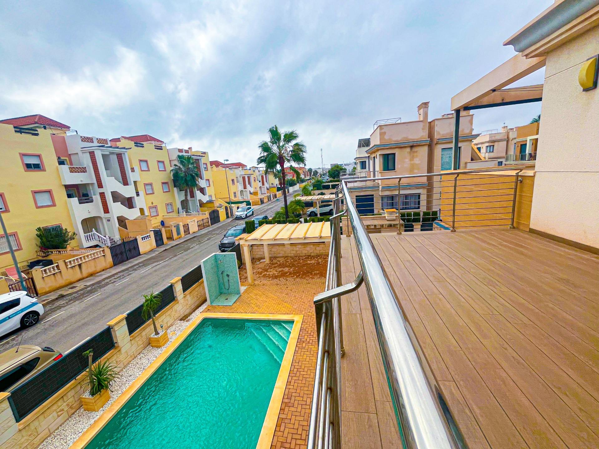 4-8-71 VILLA DE LUJO EN LA ZENIA. 5 DORM. 4 BAÑOS. PISCINA PRIVADA. PARCELA 410 M2.