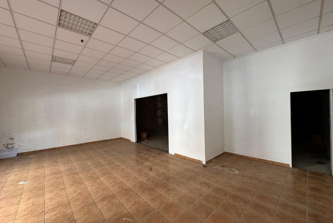 SE VENDE LOCAL COMERCIAL CON 261 M2. A 150 METROS DE LA PLAYA. PARA CUALQUER TIPO DE NEGOCIO.