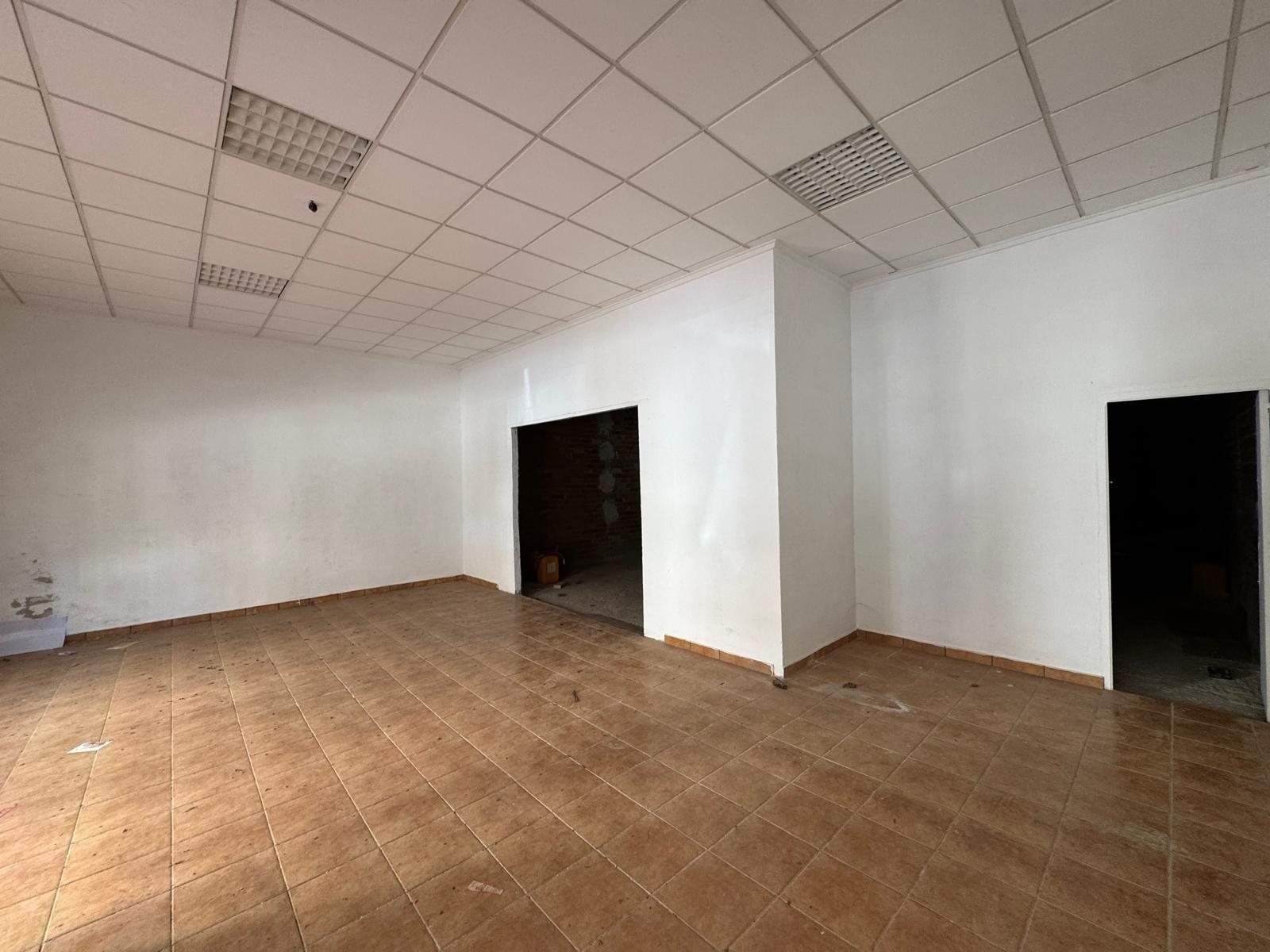 4-8-86 SE VENDE LOCAL COMERCIAL CON 261 M2. A 150 METROS DE LA PLAYA. PARA CUALQUER TIPO DE NEGOCIO.