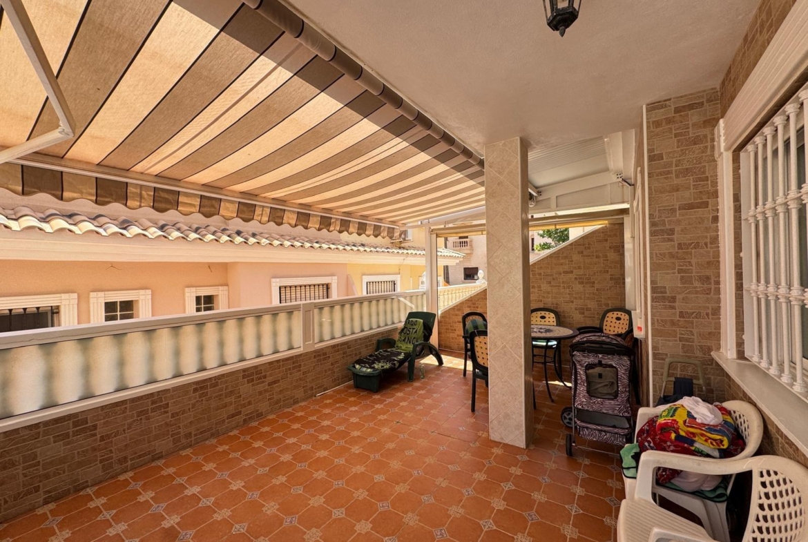 ADOSADO EN GUARDAMAR DEL SEGURA CON GARAJE A 400 METROS DE PLAYA. 3 DORM. 2 BAÑOS. SOTANO DE 60 M2. PISCINA COMUNITARIA.