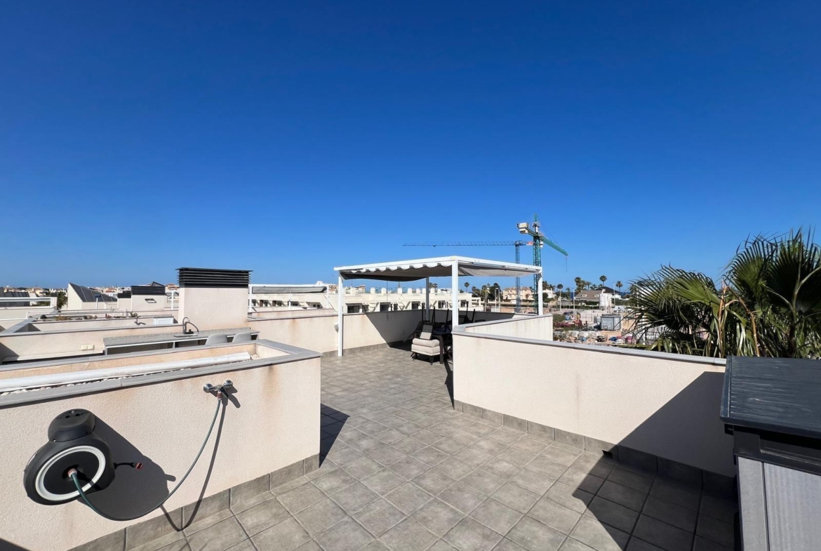VILLA OBRA NUEVA! 3 DORMITORIOS. 3 BAÑOS. PARCELA 200 M2. PISCINA PROPIA. GARAJE.