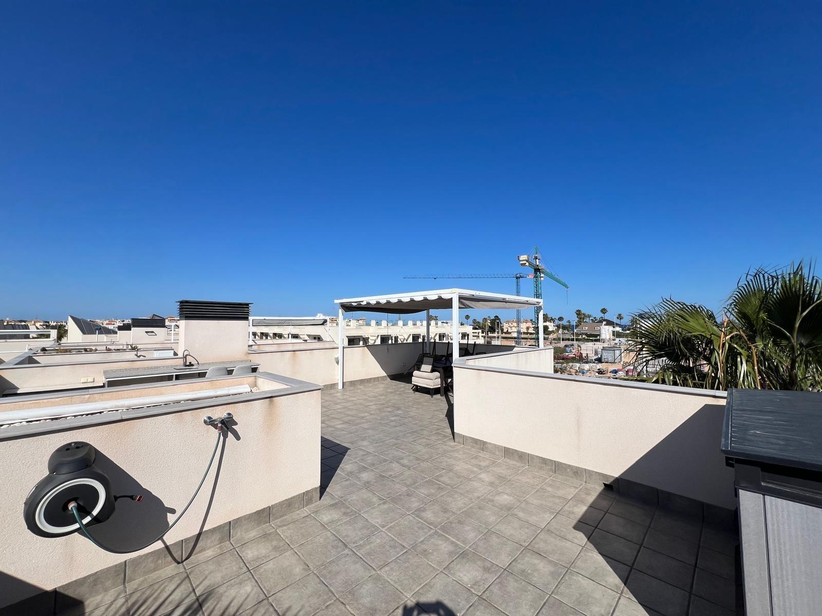 VILLA OBRA NUEVA! 3 DORMITORIOS. 3 BAÑOS. PARCELA 200 M2. PISCINA PROPIA. GARAJE.