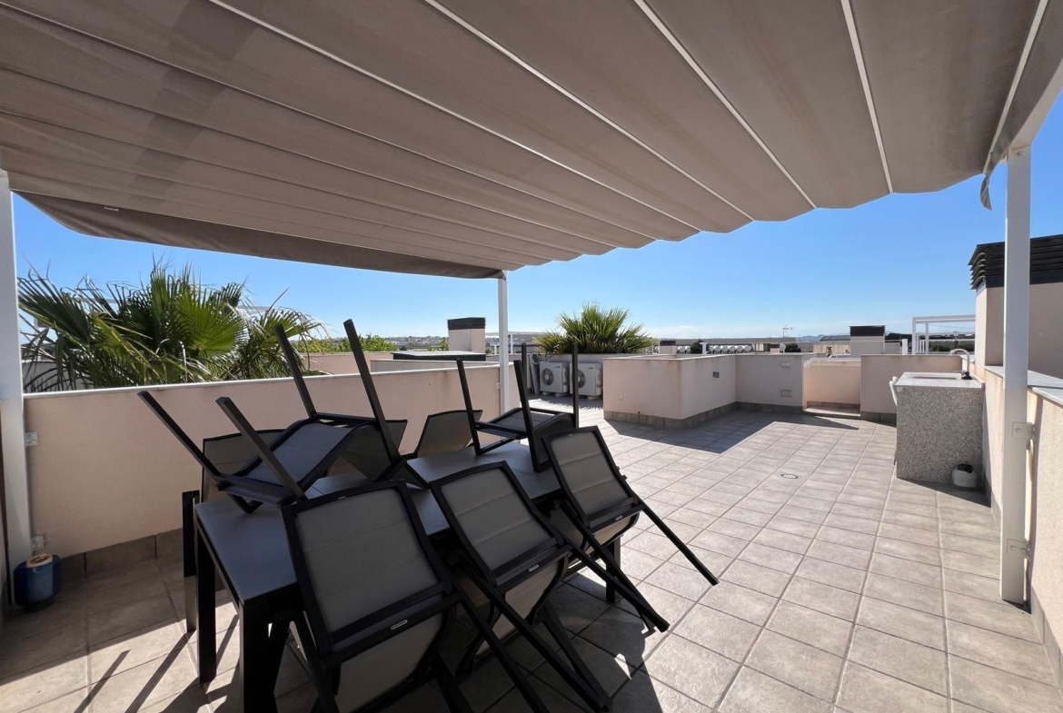 VILLA OBRA NUEVA! 3 DORMITORIOS. 3 BAÑOS. PARCELA 200 M2. PISCINA PROPIA. GARAJE.