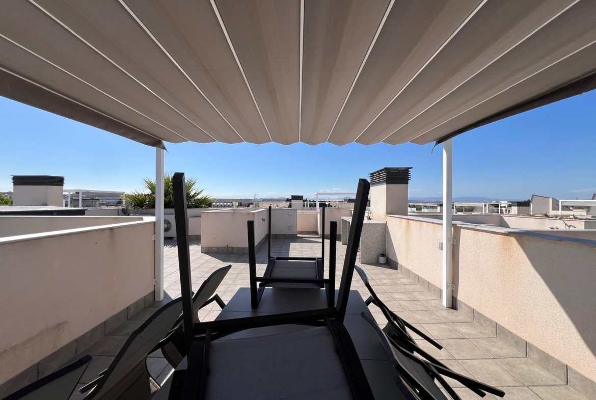 VILLA OBRA NUEVA! 3 DORMITORIOS. 3 BAÑOS. PARCELA 200 M2. PISCINA PROPIA. GARAJE.