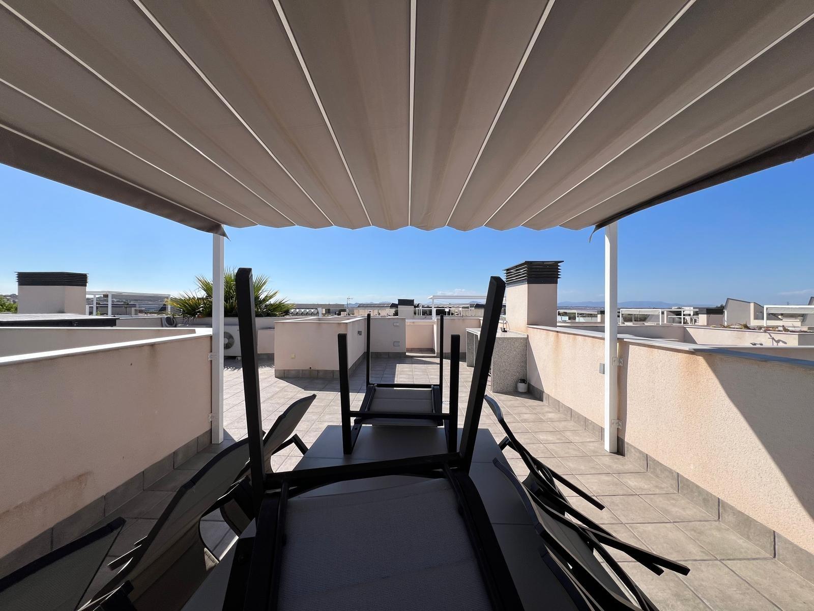 VILLA OBRA NUEVA! 3 DORMITORIOS. 3 BAÑOS. PARCELA 200 M2. PISCINA PROPIA. GARAJE.
