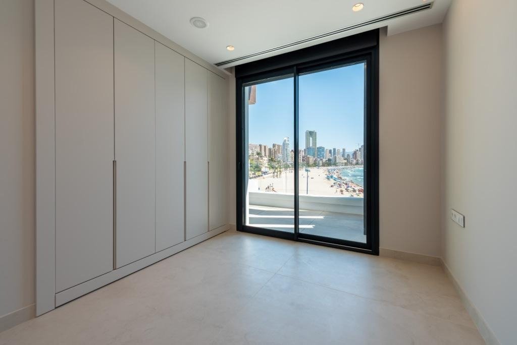 l Impressionante Dúplex a Estrenar en Primera Línea de Playa en Benidorm – Poniente