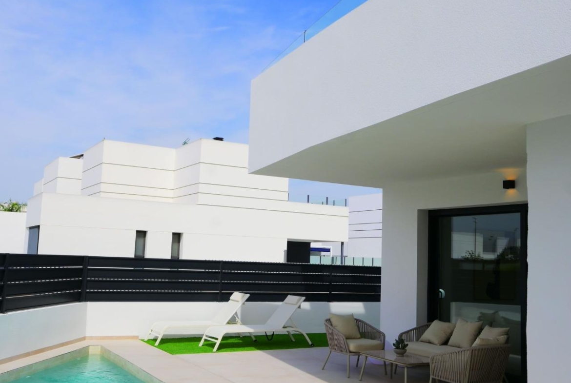 EXCLUSIVIDAD Y BIENESTAR: VILLA CON JARDÍN Y GARAJE PRIVADO