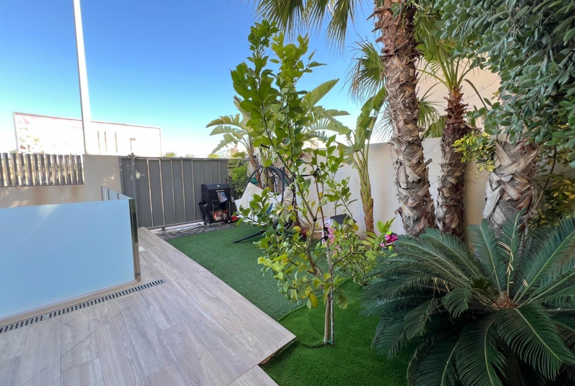 VILLA OBRA NUEVA! 3 DORMITORIOS. 3 BAÑOS. PARCELA 200 M2. PISCINA PROPIA. GARAJE.