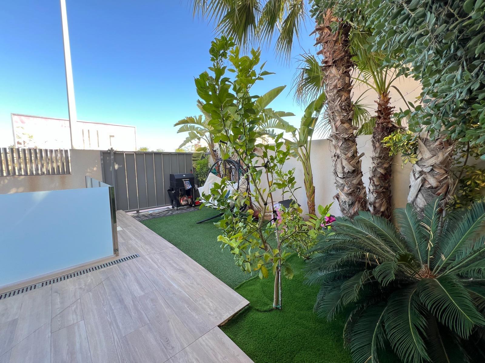 VILLA OBRA NUEVA! 3 DORMITORIOS. 3 BAÑOS. PARCELA 200 M2. PISCINA PROPIA. GARAJE.