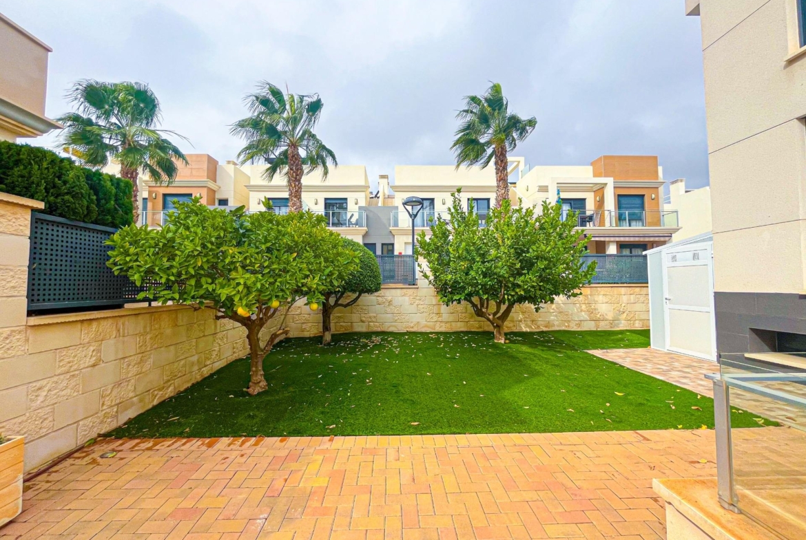 VILLA DE LUJO EN LA ZENIA. 5 DORM. 4 BAÑOS. PISCINA PRIVADA. PARCELA 410 M2.