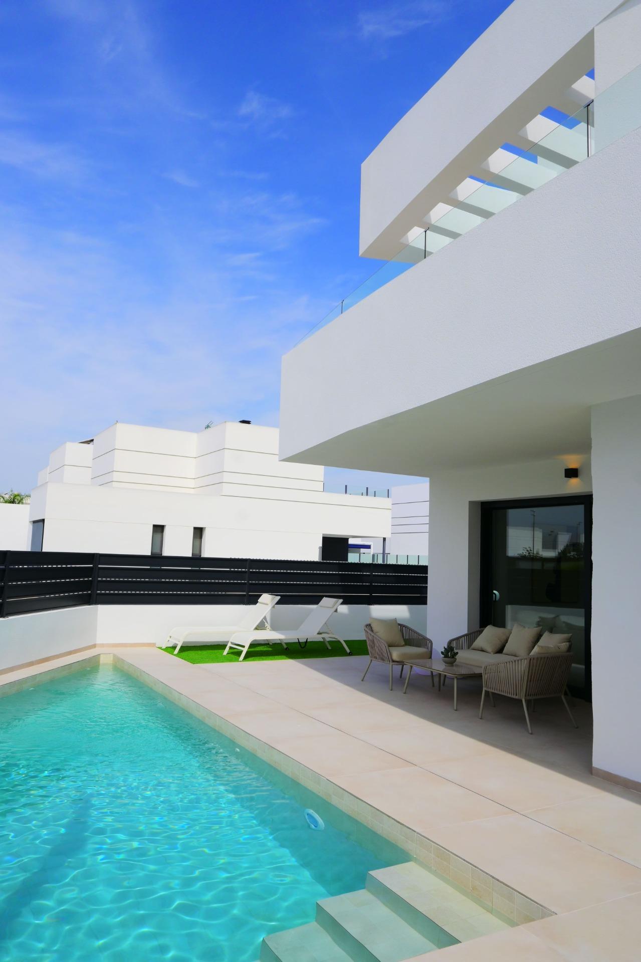 4-9-76 EXCLUSIVIDAD Y BIENETAR: VILLA CON JARDÍN Y GARAJE PRIVADO