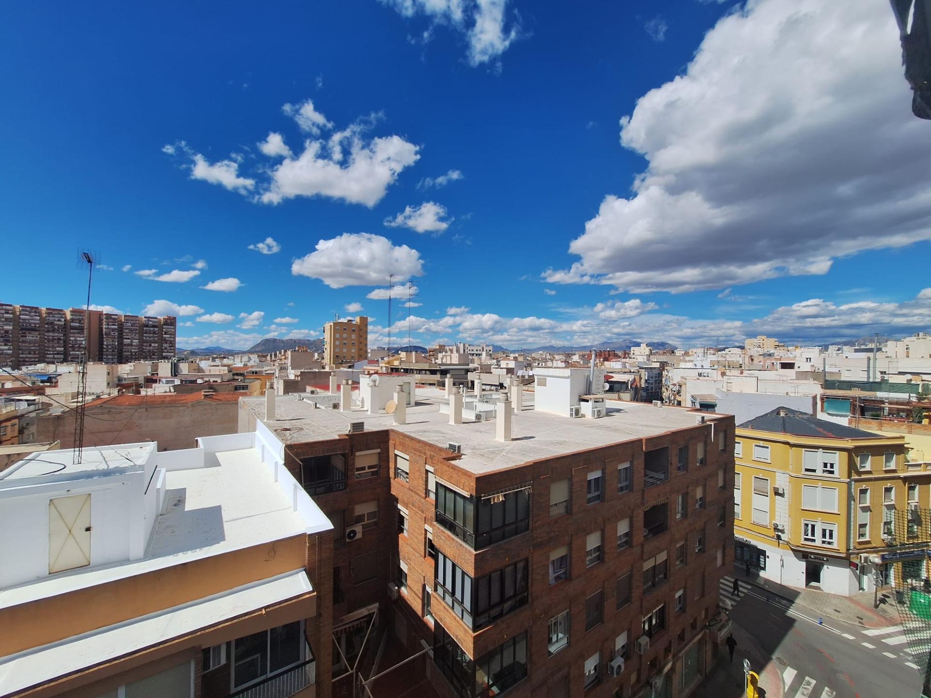 PISO AMPLIO Y LUMINOSO CON ASCENSOR EN PINTOR GISBERT – SAN BLAS