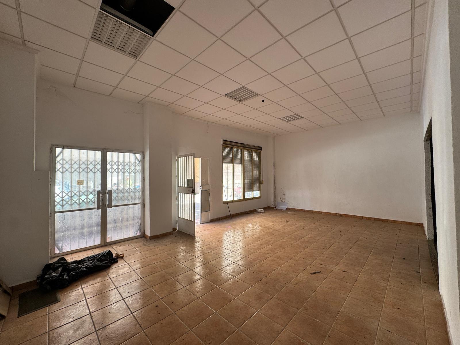 4-9-86 SE VENDE LOCAL COMERCIAL CON 261 M2. A 150 METROS DE LA PLAYA. PARA CUALQUER TIPO DE NEGOCIO.