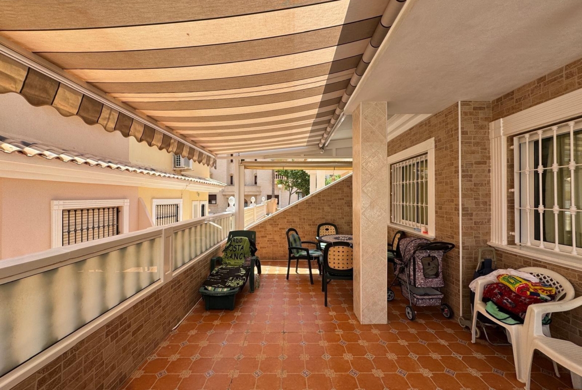 ADOSADO EN GUARDAMAR DEL SEGURA CON GARAJE A 400 METROS DE PLAYA. 3 DORM. 2 BAÑOS. SOTANO DE 60 M2. PISCINA COMUNITARIA.