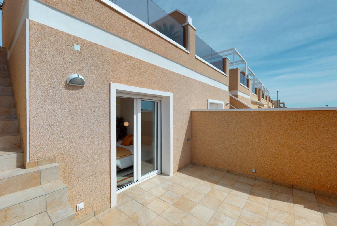 ADOSADOS DE OBRA NUEVA EN PILAR DE LA HORADADA. 3 DORM. 2 BAÑOS. CON PLAZA DE GARAJE Y PISCINA. 83 M2. JARDIN 33 M2. SOLARIUM 34 M2.