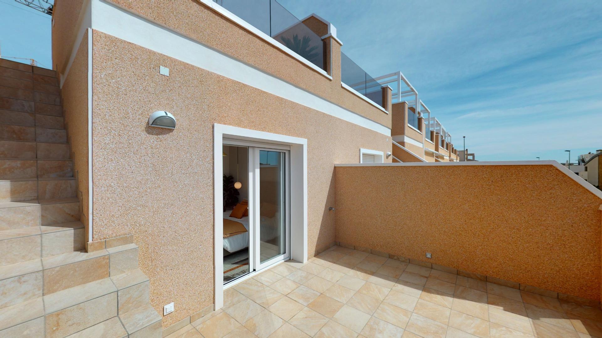 4-92-2 ADOSADOS DE OBRA NUEVA EN PILAR DE LA HORADADA. 3 DORM. 2 BAÑOS. CON PLAZA DE GARAJE Y PISCINA. 83 M2. JARDIN 33 M2. SOLARIUM 34 M2.