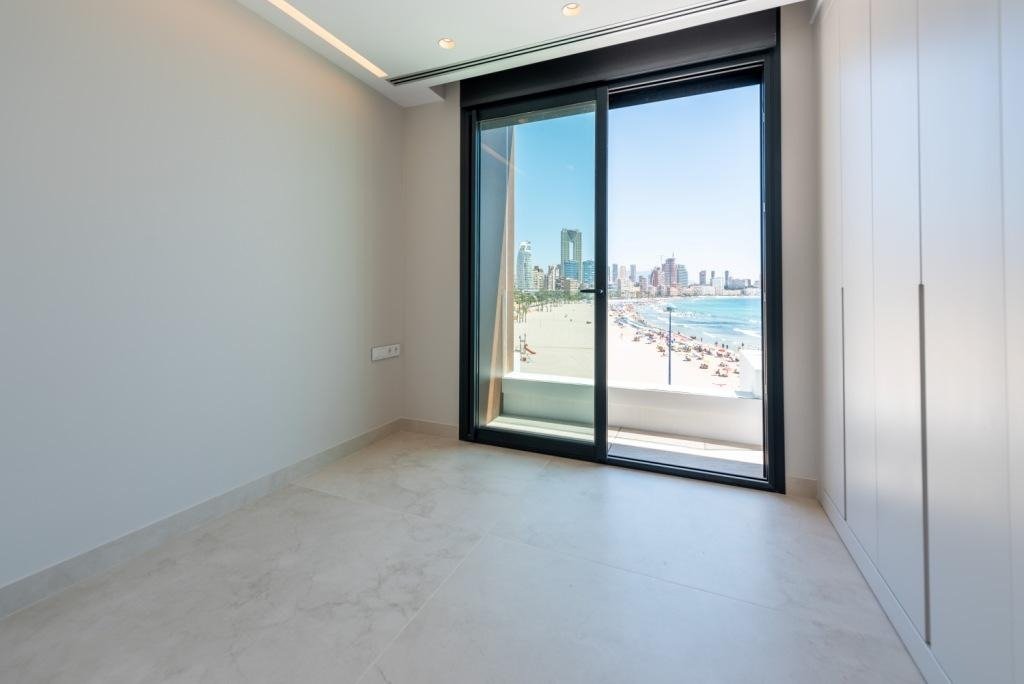 l Impressionante Dúplex a Estrenar en Primera Línea de Playa en Benidorm – Poniente