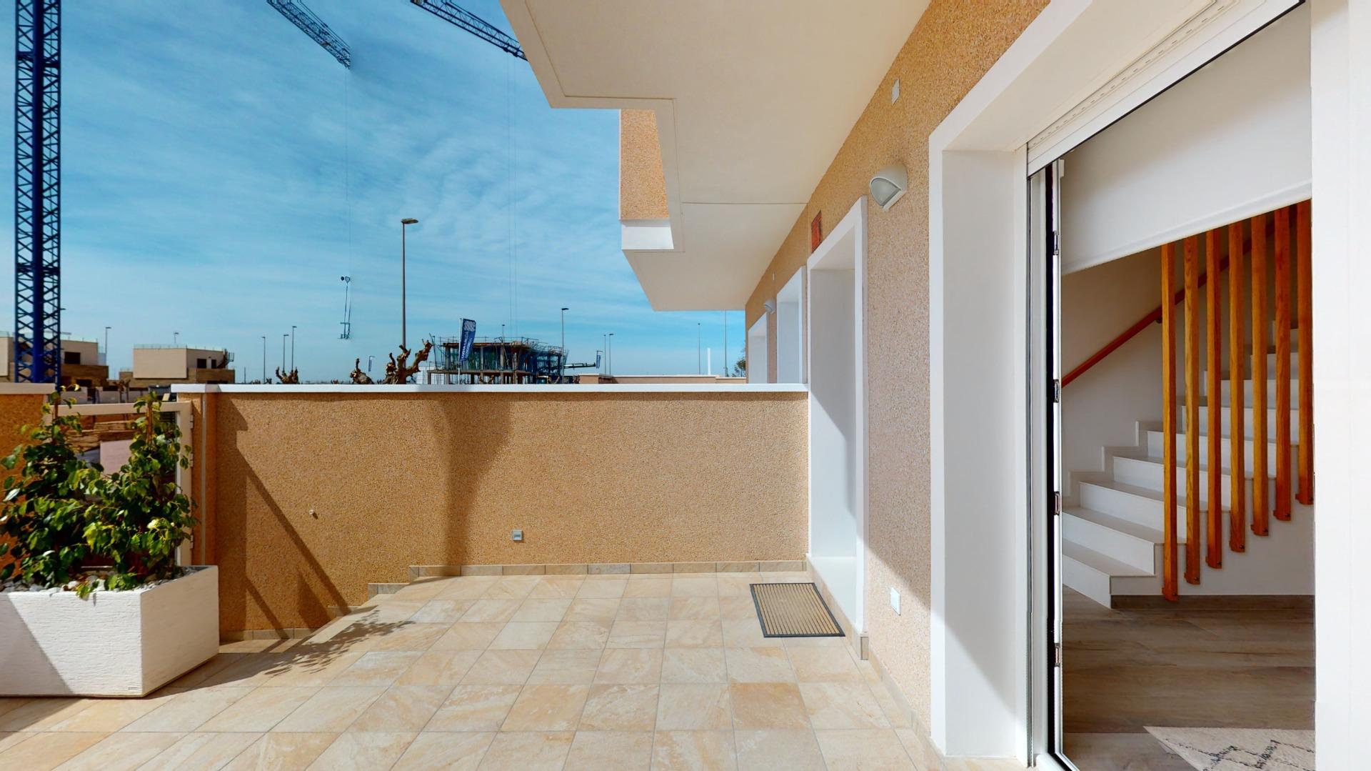 4-93-2 ADOSADOS DE OBRA NUEVA EN PILAR DE LA HORADADA. 3 DORM. 2 BAÑOS. CON PLAZA DE GARAJE Y PISCINA. 83 M2. JARDIN 33 M2. SOLARIUM 34 M2.