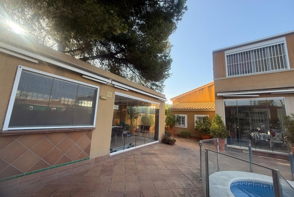 Exclusive house with 5 bedrooms and 3 bathrooms. It has a summer kitchen and private pool. 1 km from the sea.