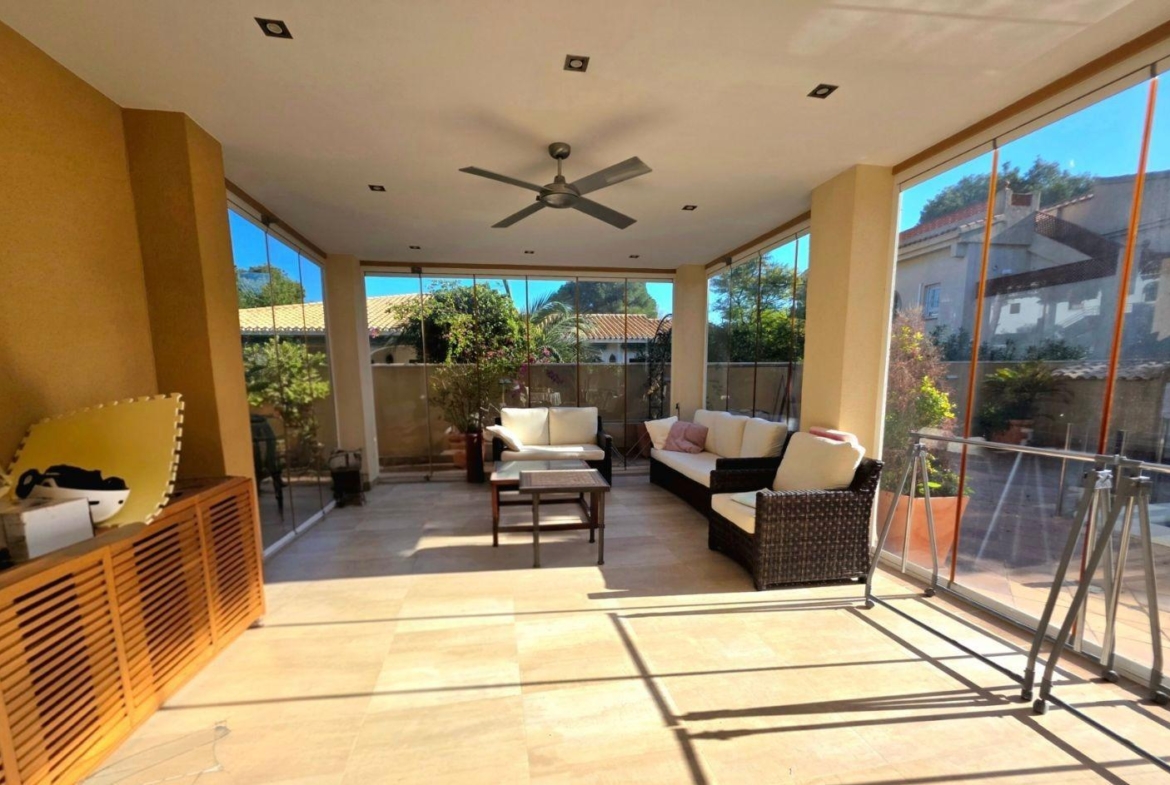 Exclusive house with 5 bedrooms and 3 bathrooms. It has a summer kitchen and private pool. 1 km from the sea.