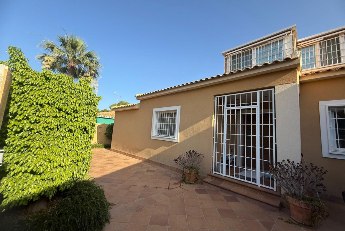 Exclusive house with 5 bedrooms and 3 bathrooms. It has a summer kitchen and private pool. 1 km from the sea.