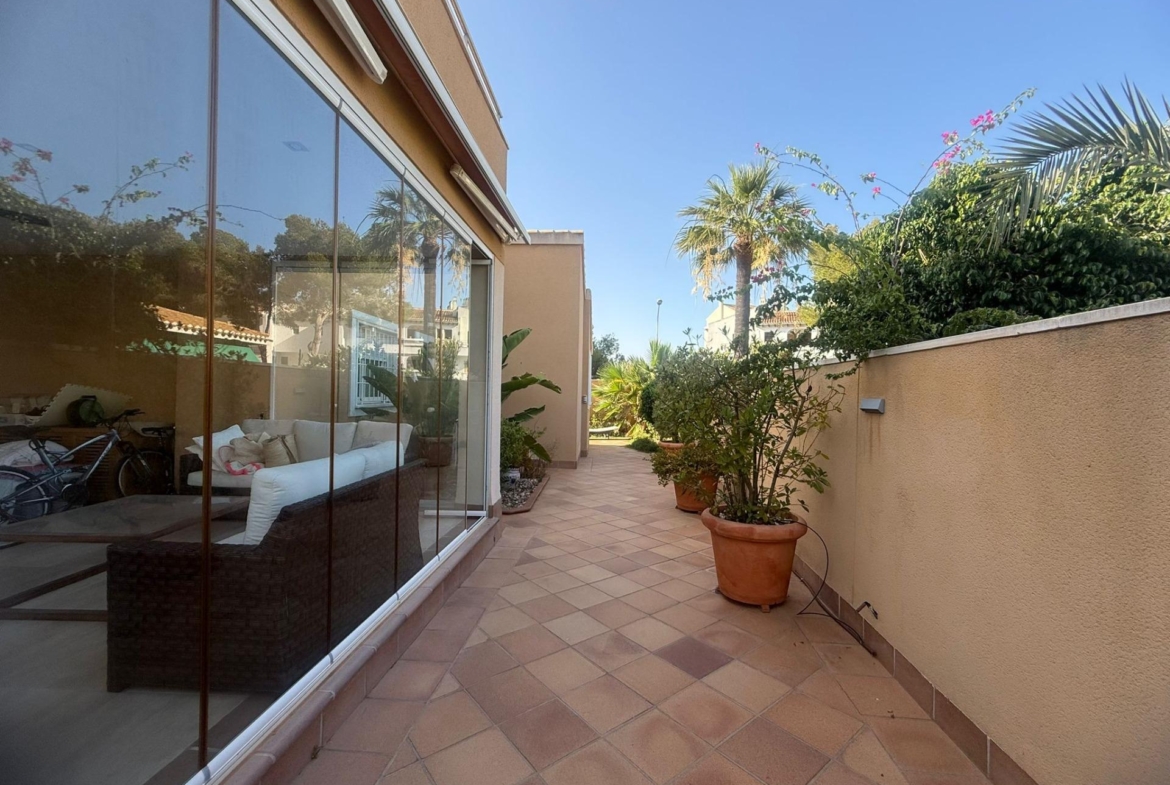 Exclusive house with 5 bedrooms and 3 bathrooms. It has a summer kitchen and private pool. 1 km from the sea.
