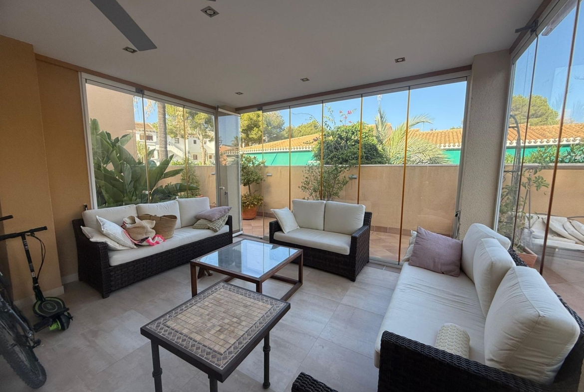Exclusive house with 5 bedrooms and 3 bathrooms. It has a summer kitchen and private pool. 1 km from the sea.
