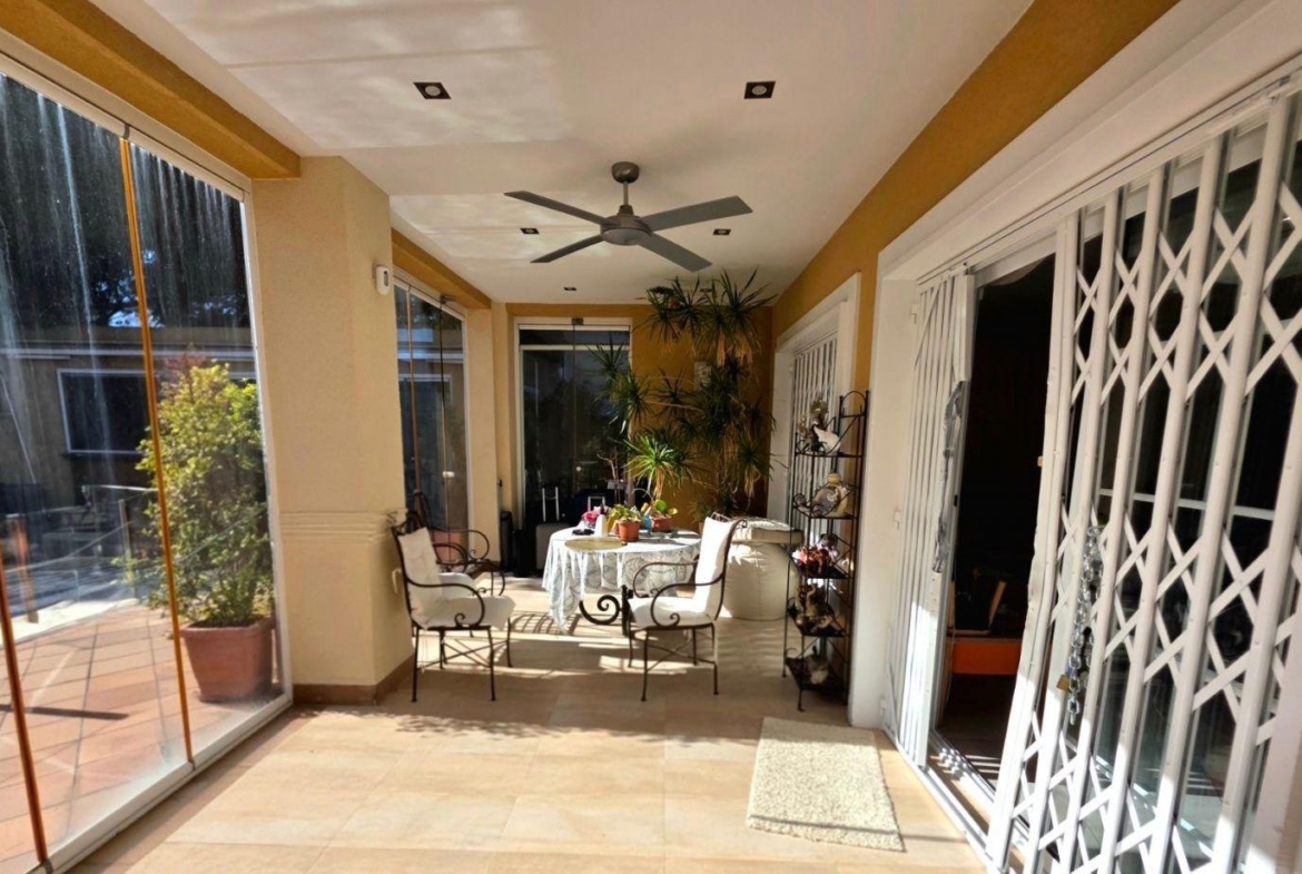 Exclusive house with 5 bedrooms and 3 bathrooms. It has a summer kitchen and private pool. 1 km from the sea.